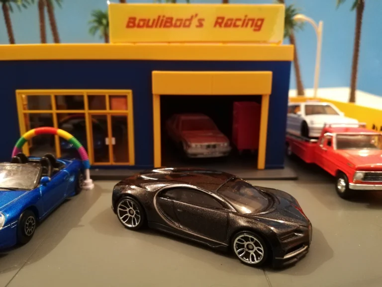 Bugatti Chiron miniature dans un décor de garage